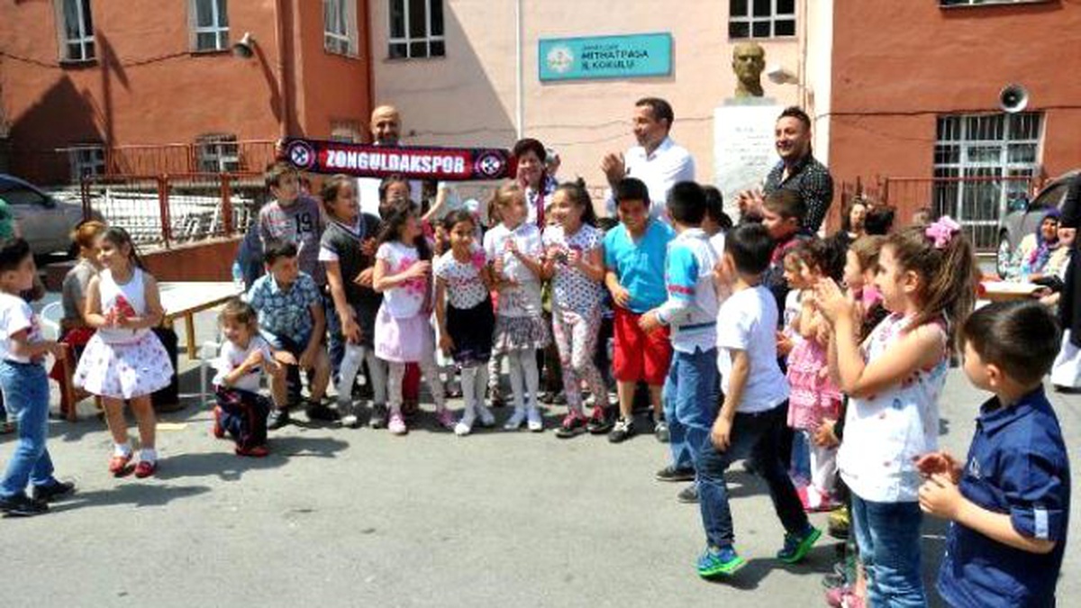 Zonguldak Kömürsporlu Taraftarlardan Öğrencilere Dondurma