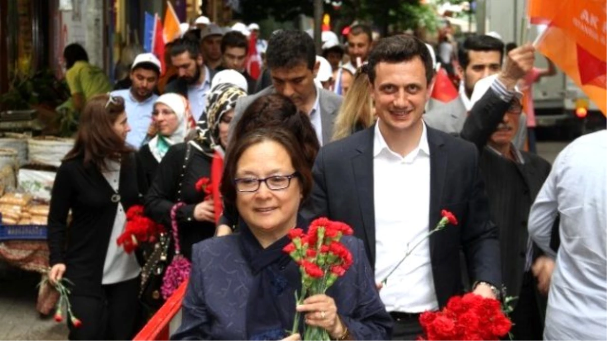 AK Parti\'den Yağmur Altında Sevgi Yürüyüşü