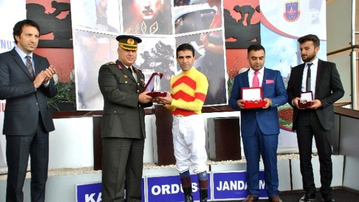 Ankara Hipodromu\'nda \'Jandarma Koşusu\' Yapıldı