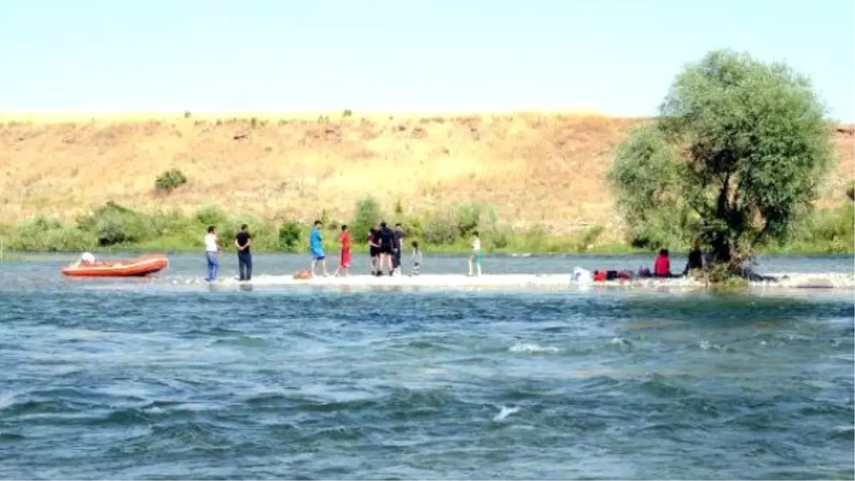 Baraj Kapakları Açılında Dicle Nehri\'ndeki Adacıkta Mahsur Kaldılar