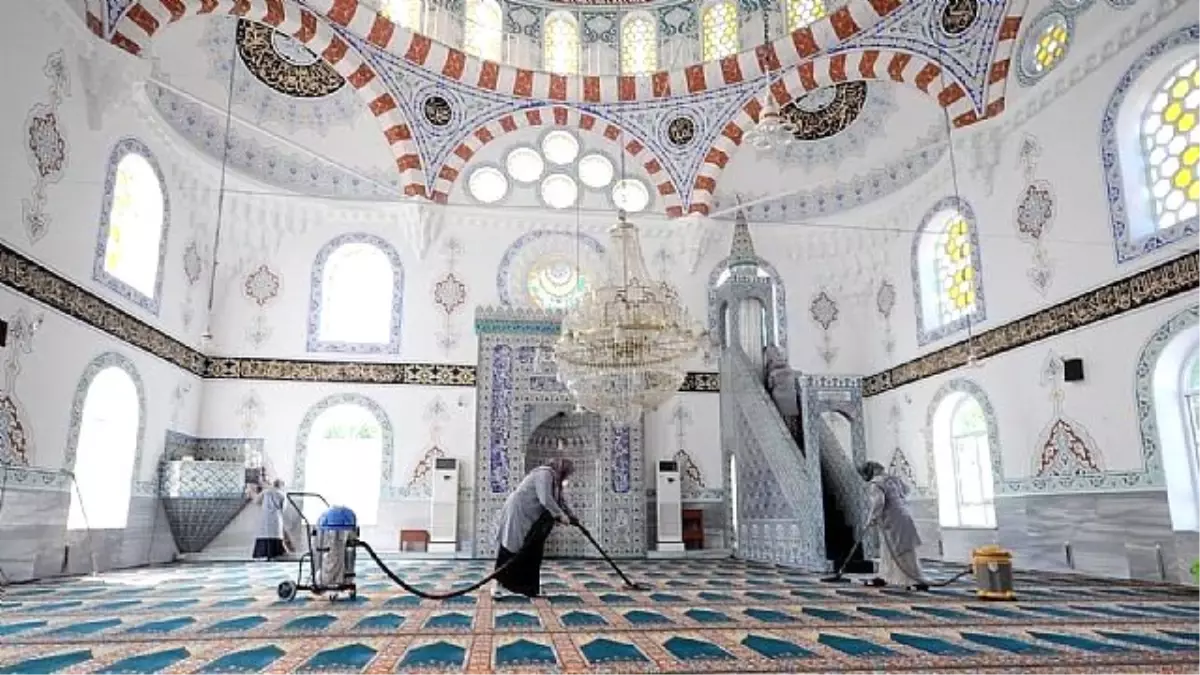 Başiskele Camilerinde Ramazan Temizliği