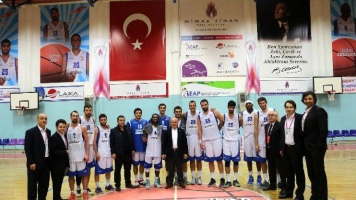 Başkan Akgün, Tüyap Büyükçekmece Basketbol Takımı\'nı Kutladı