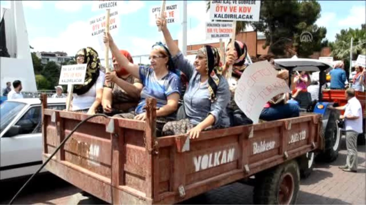 CHP\'liler Köylü Kıyafeti ile Traktör Eylemi Yaptı
