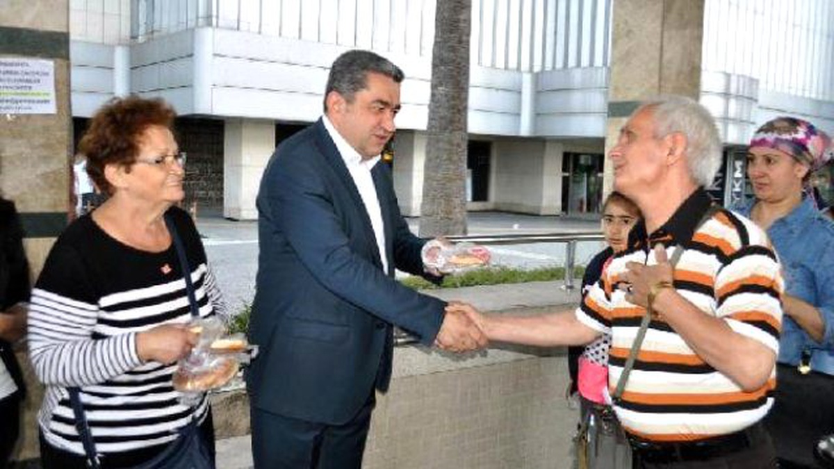 CHP Milletvekili Adaylarından İzmirli\'lere Kahvaltı Sürprizi