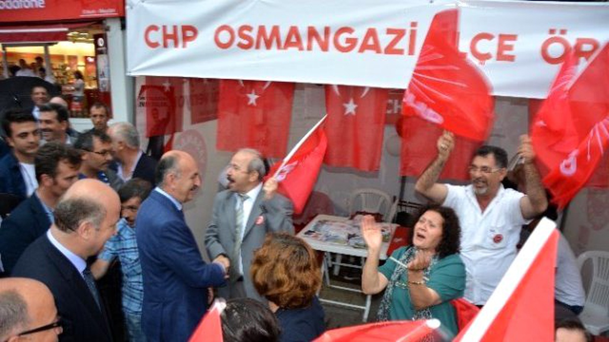 CHP Standını Ziyaret Eden Sağlık Bakanı, Alkışlarla Karşılandı