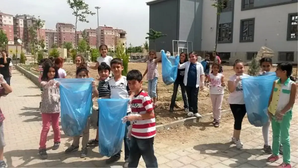 Çocuklar, Cadde Ve Sokaklarda Temizlik Yaptı