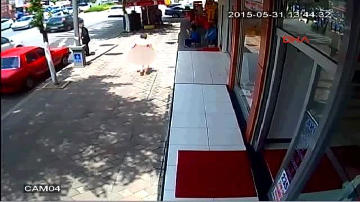 Darıca\'da Çırılçıplak Dolaşan Adamı Dövüp Polise Teslim Ettiler