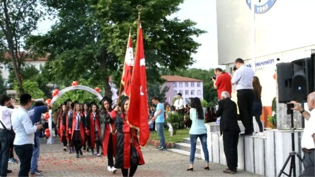 Devrek Anadolu Lisesi\'nden Mezuniyet Töreni