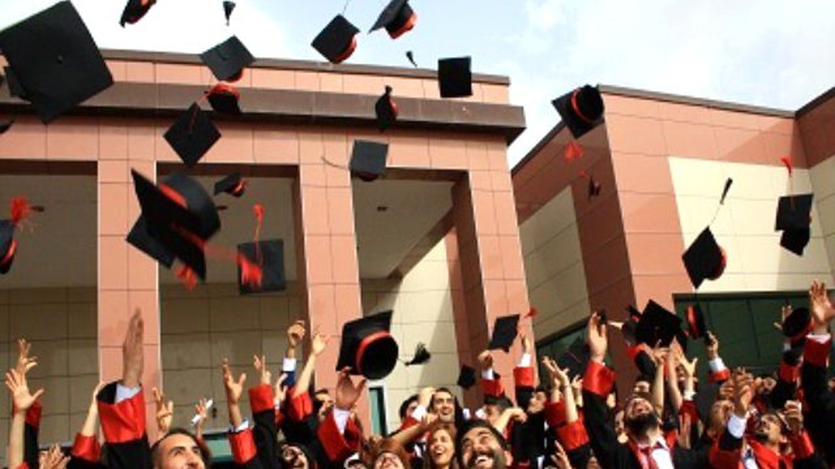 Dicle\'de Genç Hukukçuların Mezuniyet Sevinci