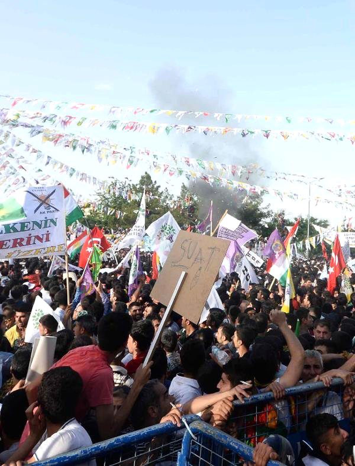 Diyarbakır\'da Hdp Mitinginde Trafo Patladı: Yaralılar Var (4)