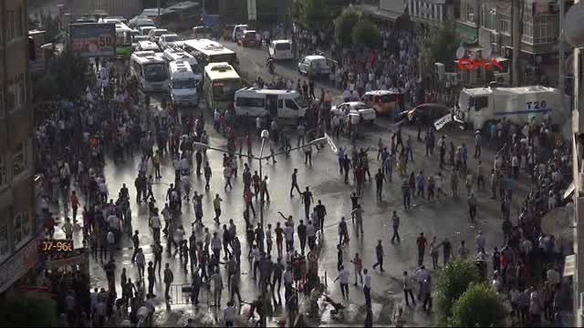 Diyarbakır Hdp\'nin Diyarbakır\'da Miting Yaptığı Alandaki Trafoda Patlama Yaralılar Var-7