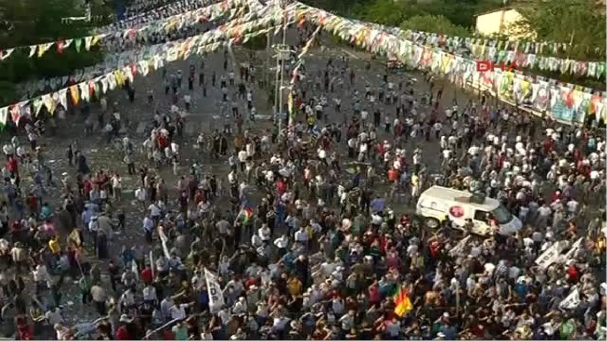 Diyarbakır Hdp\'nin Diyarbakır\'da Miting Yaptığı Alandaki Trafoda Patlama Yaralılar Var-8