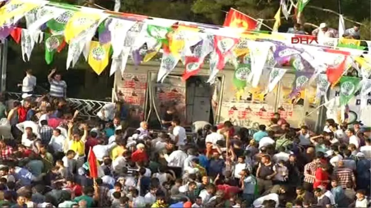 Diyarbakır Hdp\'nin Diyarbakır\'da Miting Yaptığı Alandaki Trafoda Patlama Yaralılar Var-2