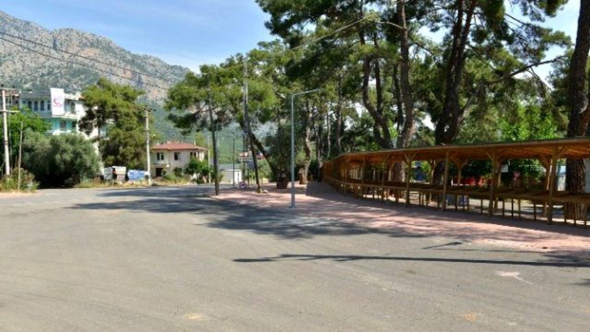 Doyran\'a Sıcak Asfalt ve Kaldırımdan Sonra Otopark
