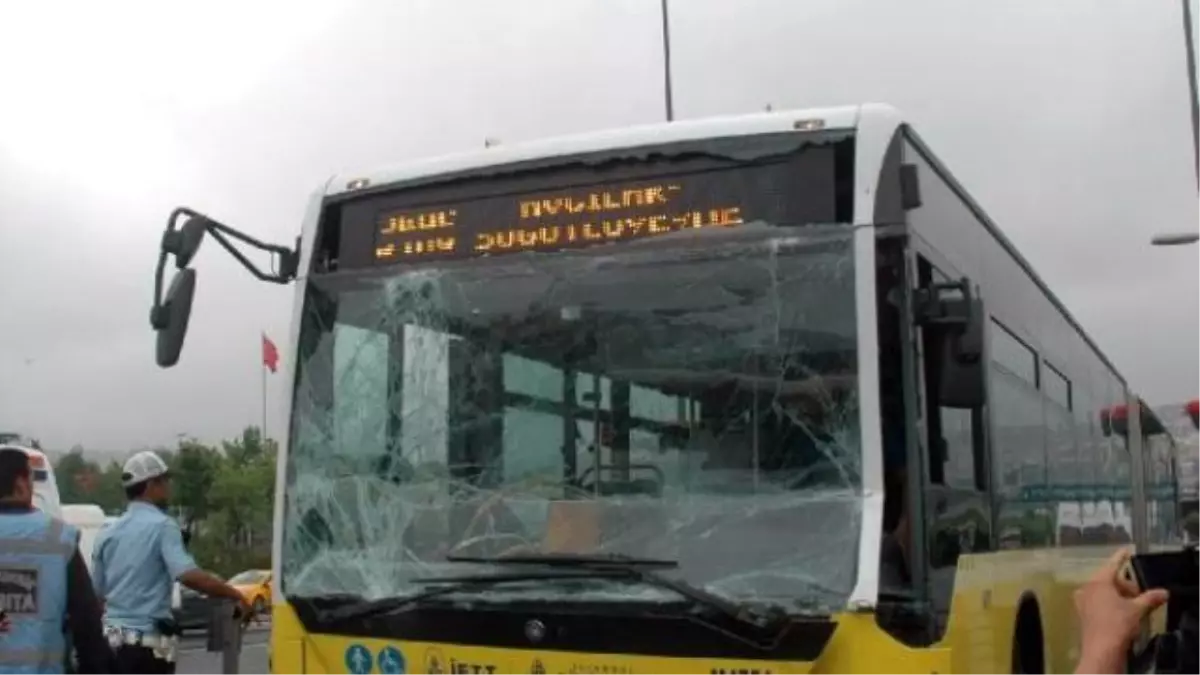 Durakta Metrobüsler Çarpıştı: 3\'ü Ağır 16 Yaralı