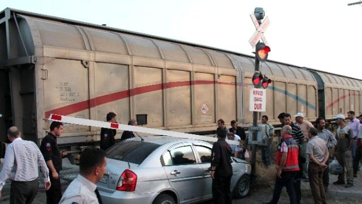 Elazığ\'da Hemzemin Geçitte Kaza: 4 Yaralı