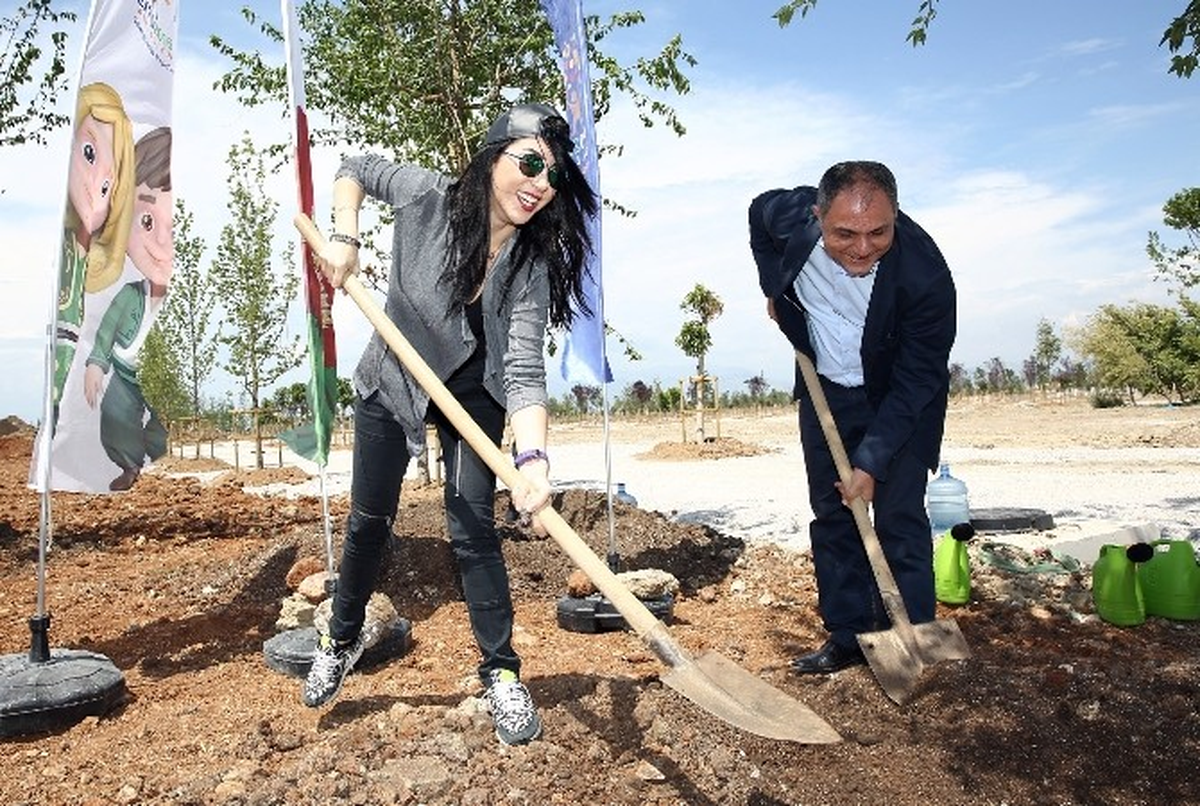 Hande Yener\'in Expo\'da Dikili Ağacı Oldu