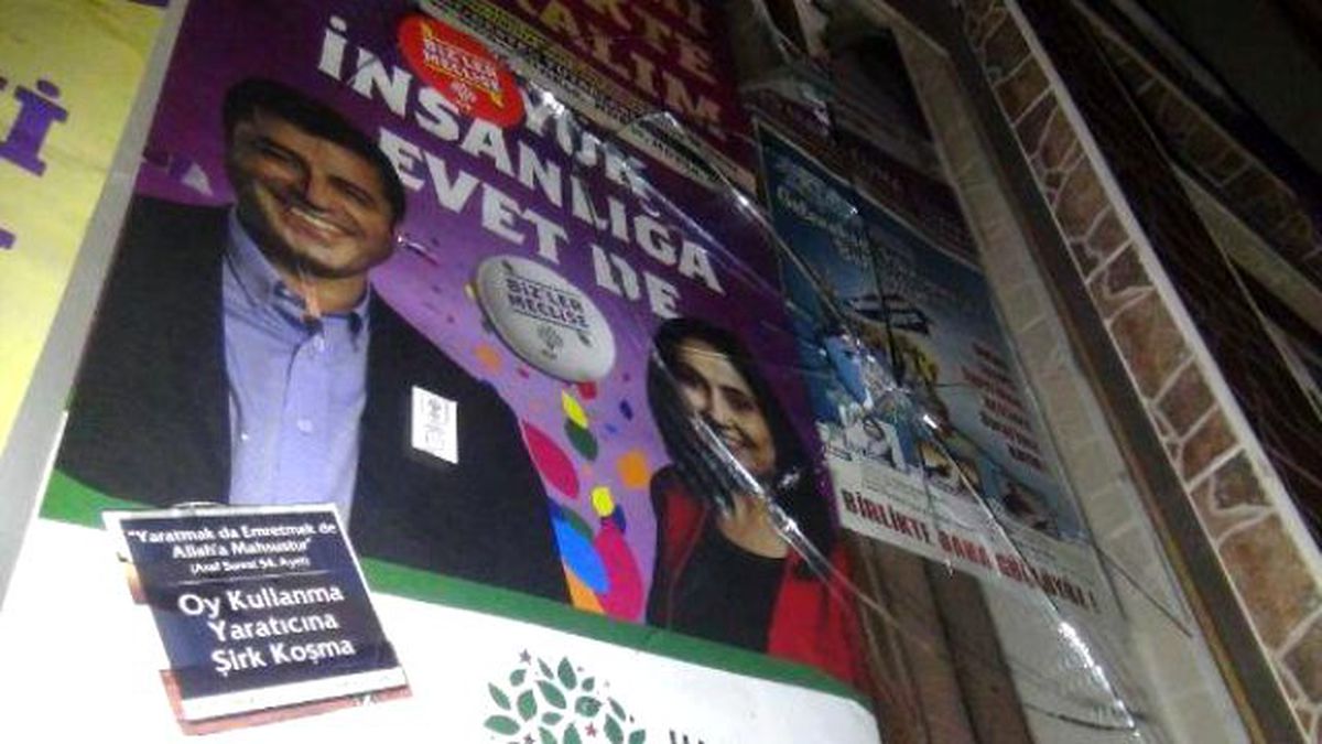 HDP\'nin Seçim Bürosu Taşlı Saldırıya Uğradı