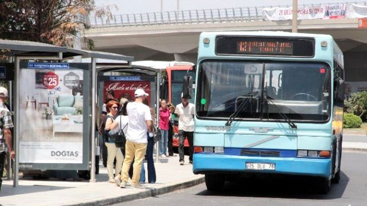 İzmirliler Ücretsiz Ulaşımın Keyfini Sürüyor