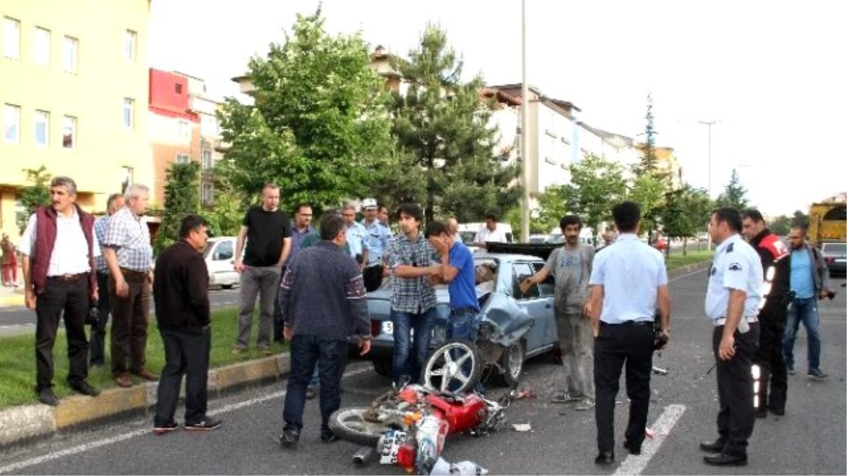 Kamyonun Altında Kalan Motosiklet Sürücüsü Hayatını Kaybetti