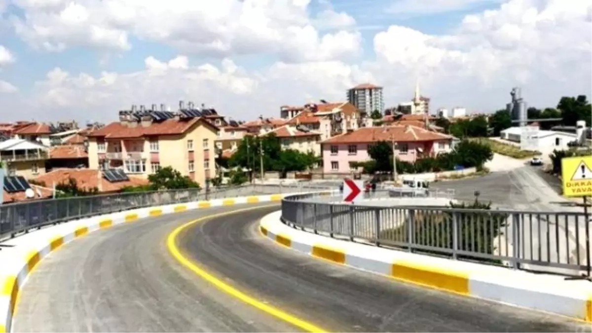 Karaman\'da Mahalleleri Şehir Merkezine Bağlayan Üst Geçit Trafiğe Açıldı