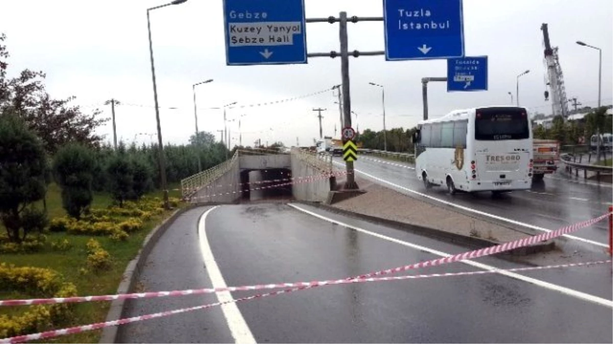 Kocaeli\'de Sağanak Yağmur Trafiği Felç Etti