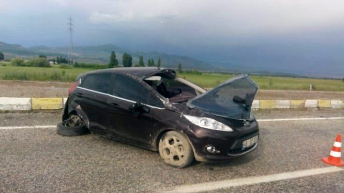 Kontrolden Çıkan Otomobil Bariyerlere Çarptı: 3 Yaralı