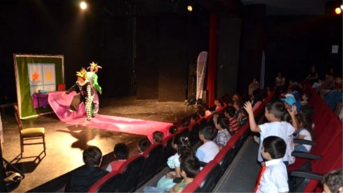 Kuşadası Belediyesi Çocukları Tiyatroyla Buluşturdu