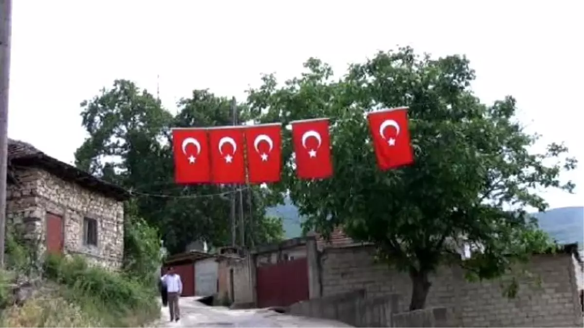 Makedonya\'da Her Haneye Bir Bayrak, Bir Türkçe Mealli Kuran-ı Kerim, Bir de Türkçe Sözlük Dağıtımı...