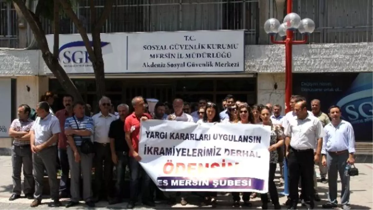 Mersin\'de Sgk ve İşkur Çalışanları İkramiyelerinin Ödenmesini İstedi