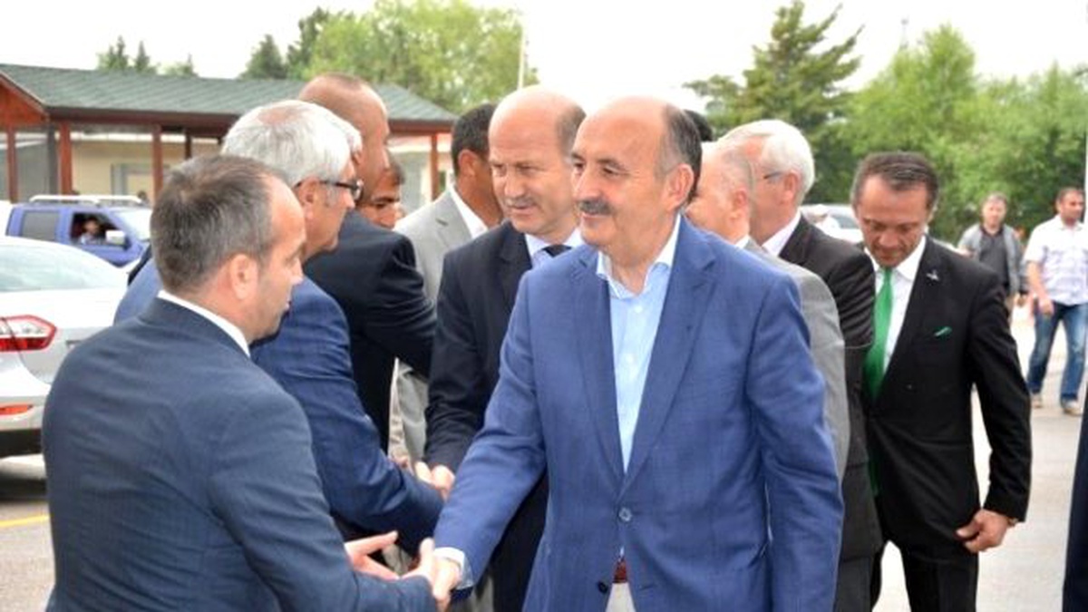 Sağlık Bakanının At Yarışı Heyecanı