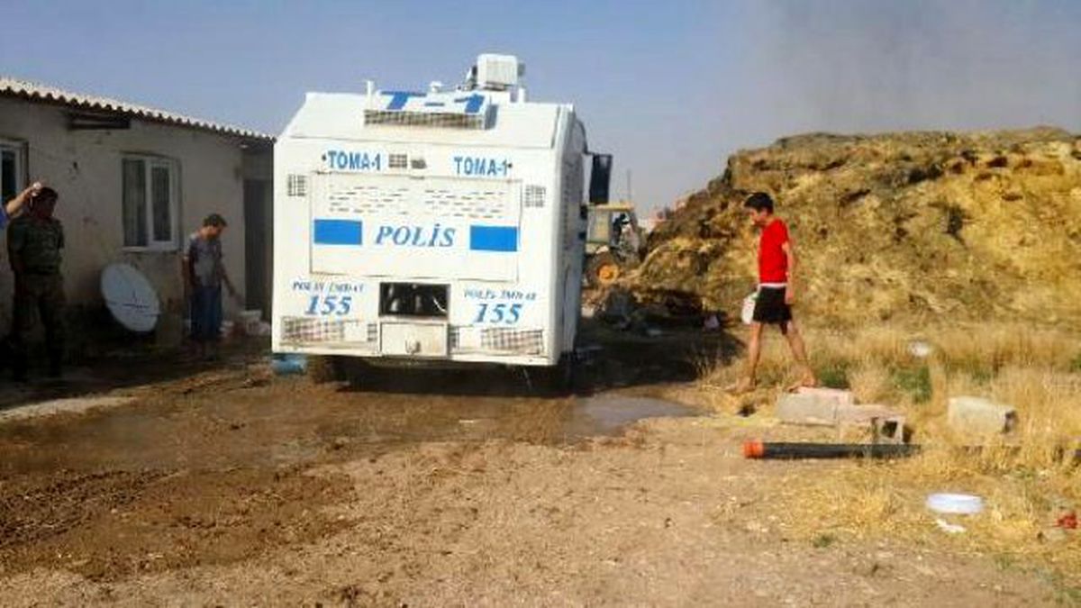 Suruç\'ta Hayvan Çiftliğindeki Yangında 5 Ton Saman Kül Oldu