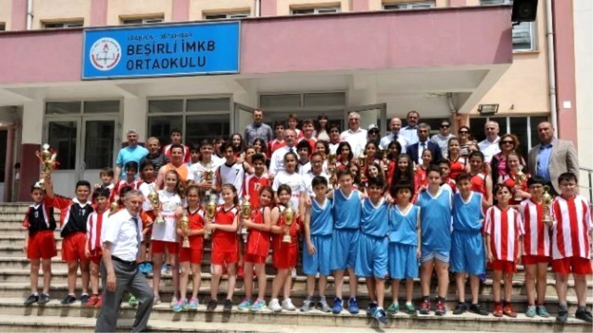 Trabzon\'da Okul Sporları Faaliyetlerine En Fazla Branşta Katılan Okullar Desteklendi