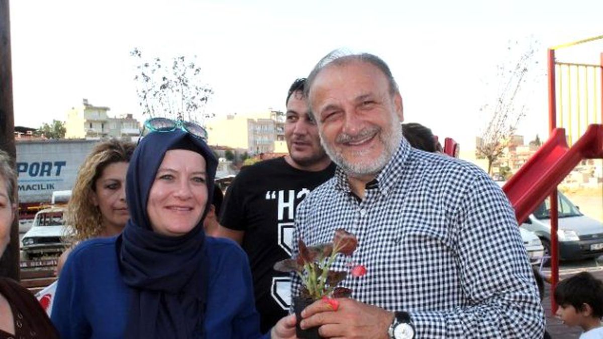 Vural \'Umut Çiçekleri\' Kampanyasına Katılanlara Çiçek Dağıttı