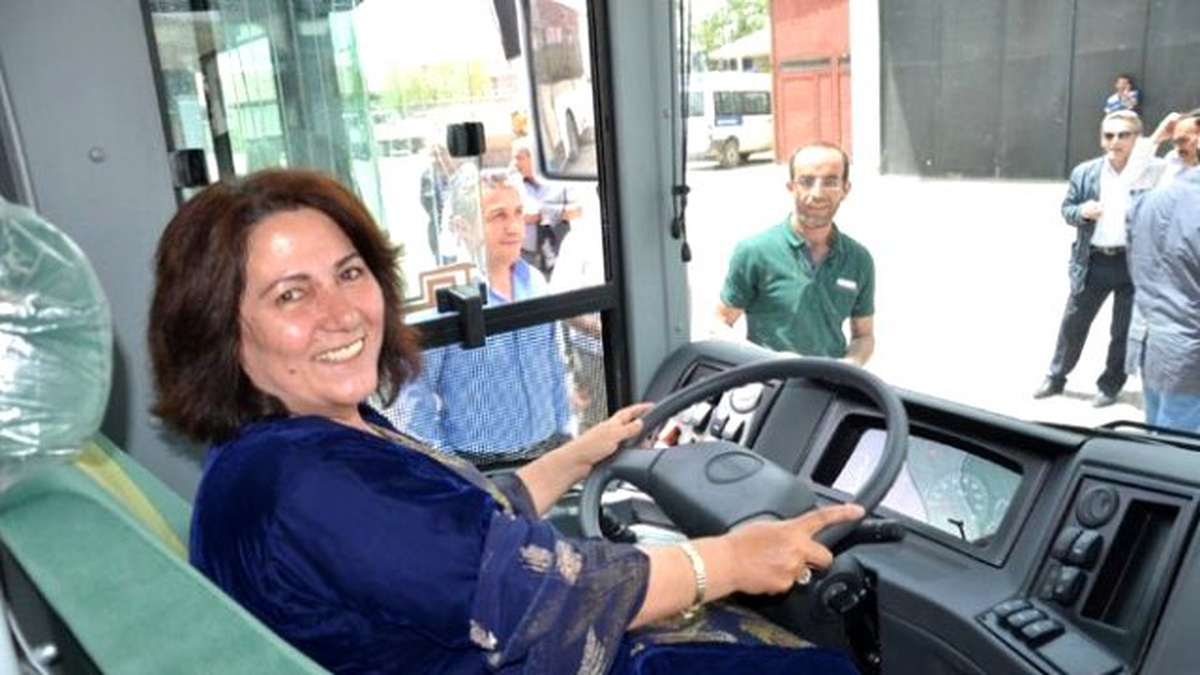 Yüksekova Belediyesi Aldığı 4 Otobüsü Hizmete Soktu