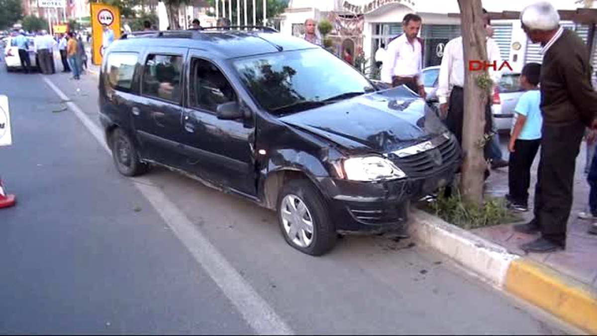 Adıyaman - Kontrolden Çıkan Hafif Ticari Araç Ağaca Çarptı