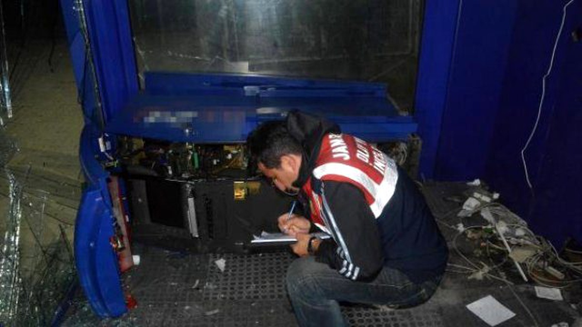 Atm Soyguncuları Kasayı Açamayınca Kaçtı