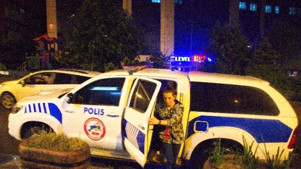 Boksör Kızdan Tacizcisini Bayıltan Yumruk