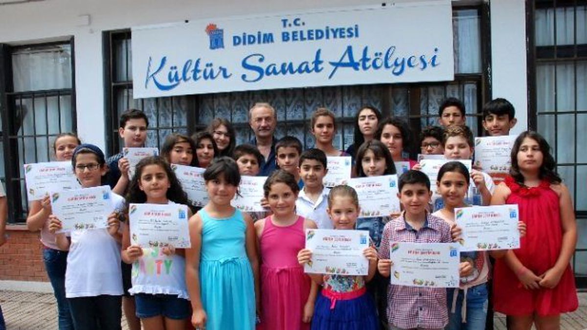 Didim\'de Sanat Atölyesini Tamamlayan Çocuklara Belgeleri Verildi