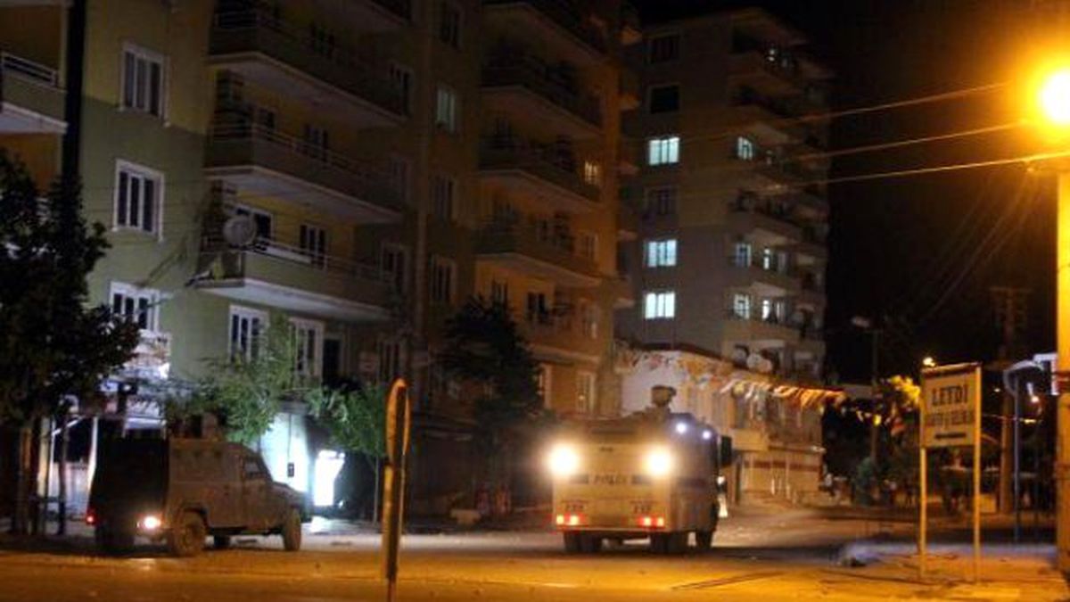 Diyarbakır\'da Hdp Mitinginde Patlama: 2 Ölü, 90 Yaralı (9)