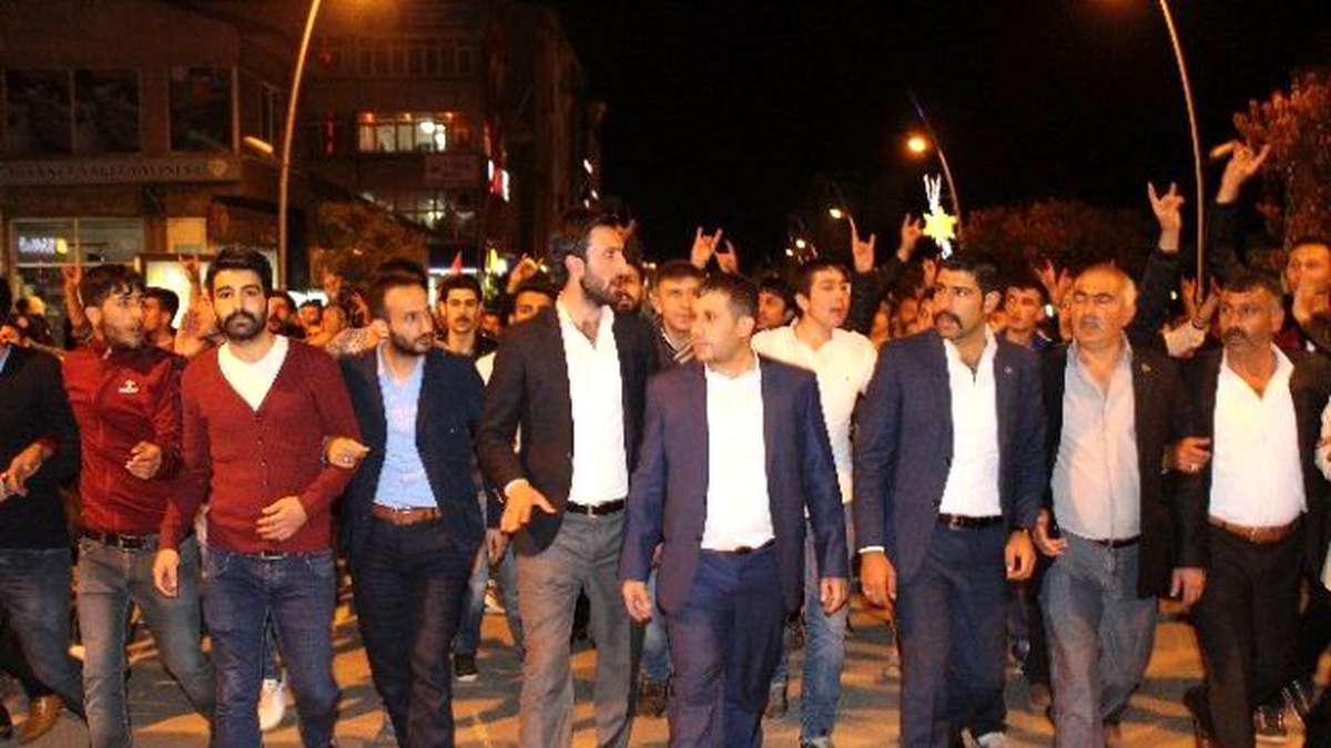 Erzurum Ülkü Ocakları\'ndan MHP\'ye Destek Yürüyüşü