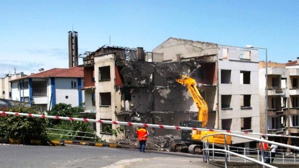 Hastane İçin Kamulaştırılan Binaların Yıkımına Başlandı