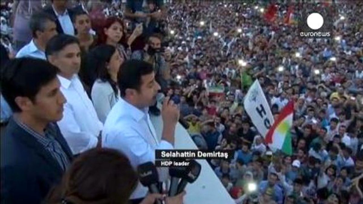 Hdp\'nin Diyarbakır Mitinginde Patlama