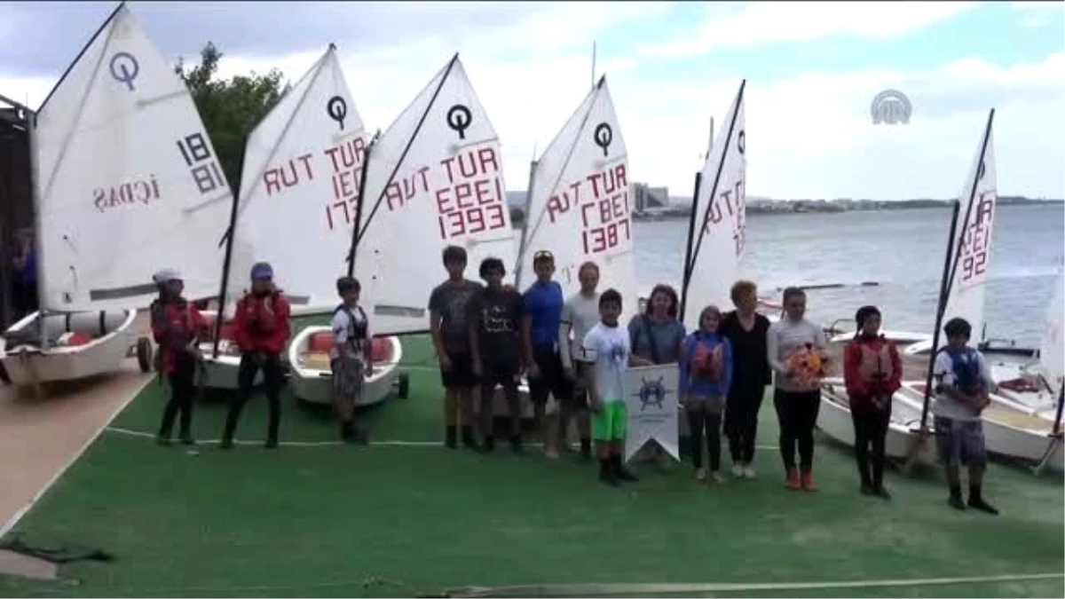 İçdaş Spor Kulübü Yelkencileri, Sadun Boro\'nun Vefatı Dolayısıyla Çanakkale Boğazı\'na Çiçek Bıraktı