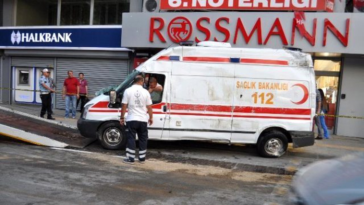İzmir\'de Ambulans Otomobille Çarpıştı: 6 Yaralı