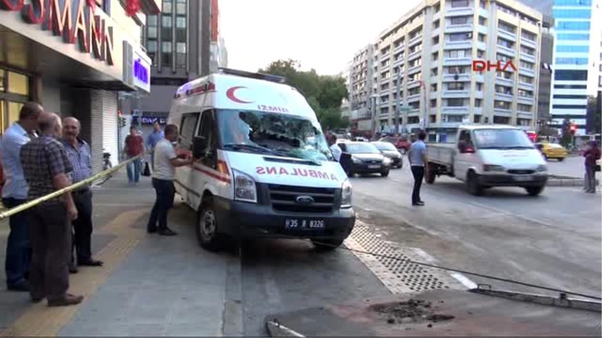 İzmir - Görevden Dönen Ambulans Kaza Yaptı: 6 Yaralı
