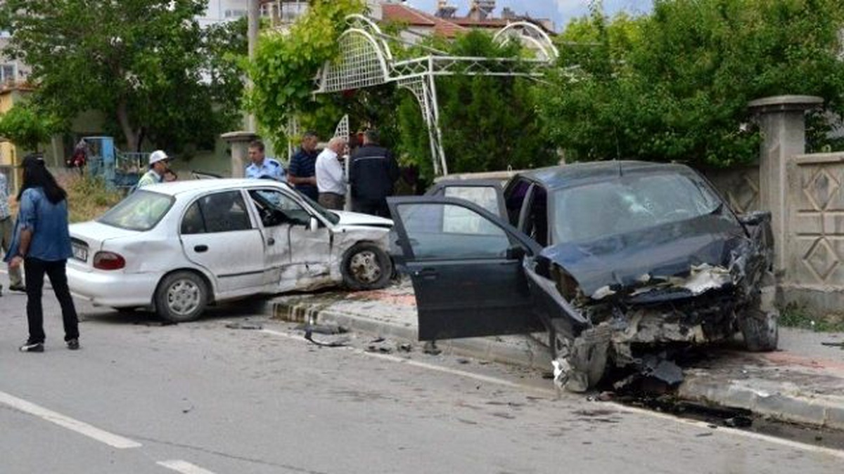 Karaman\'da İki Otomobil Çarpıştı: 5 Yaralı