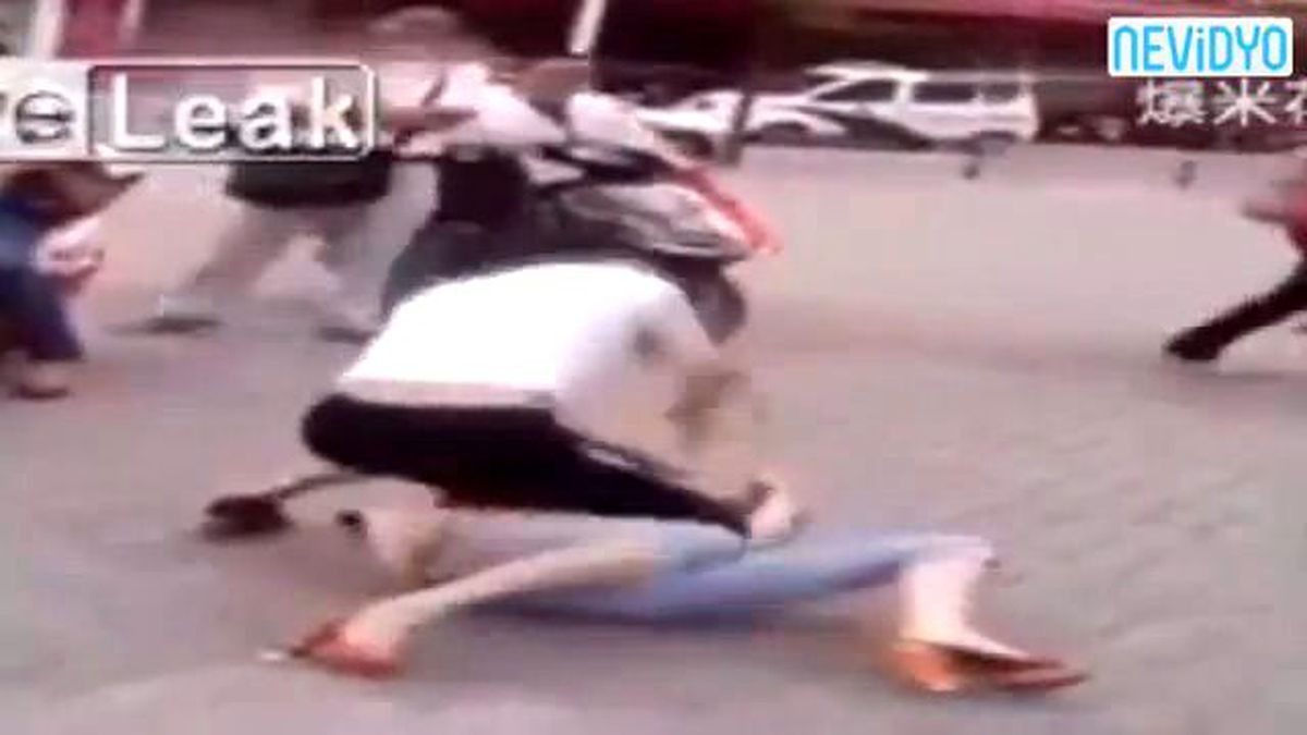 Kocasının Sevgilisini Böyle Dövdü