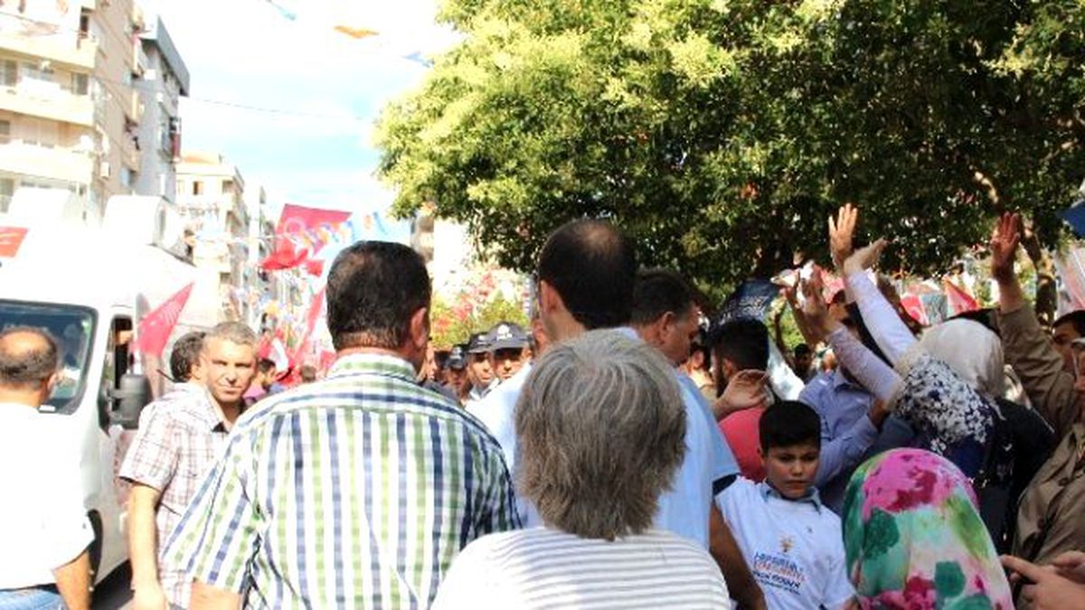 Manisa\'da CHP\'nin Yürüyüşünde de CHP\'li ve Ak Partililer Arasında Gerginlik Yaşandı