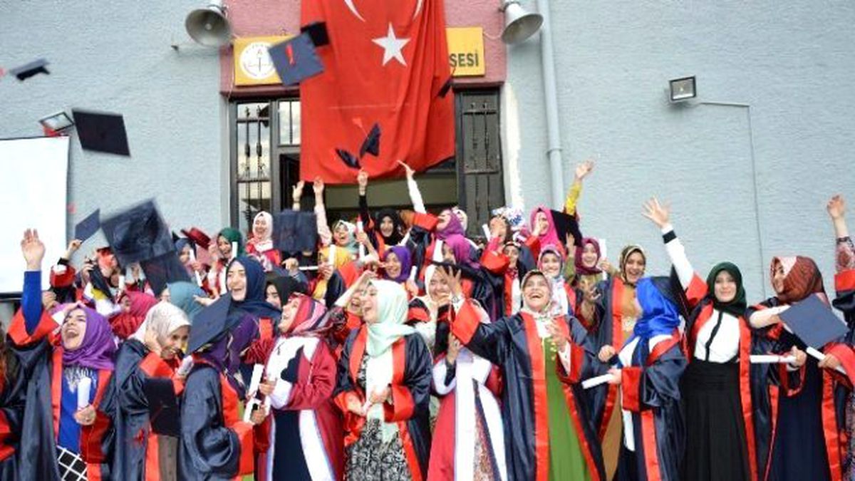Manisa İhl\'de Mezuniyet Coşkusu